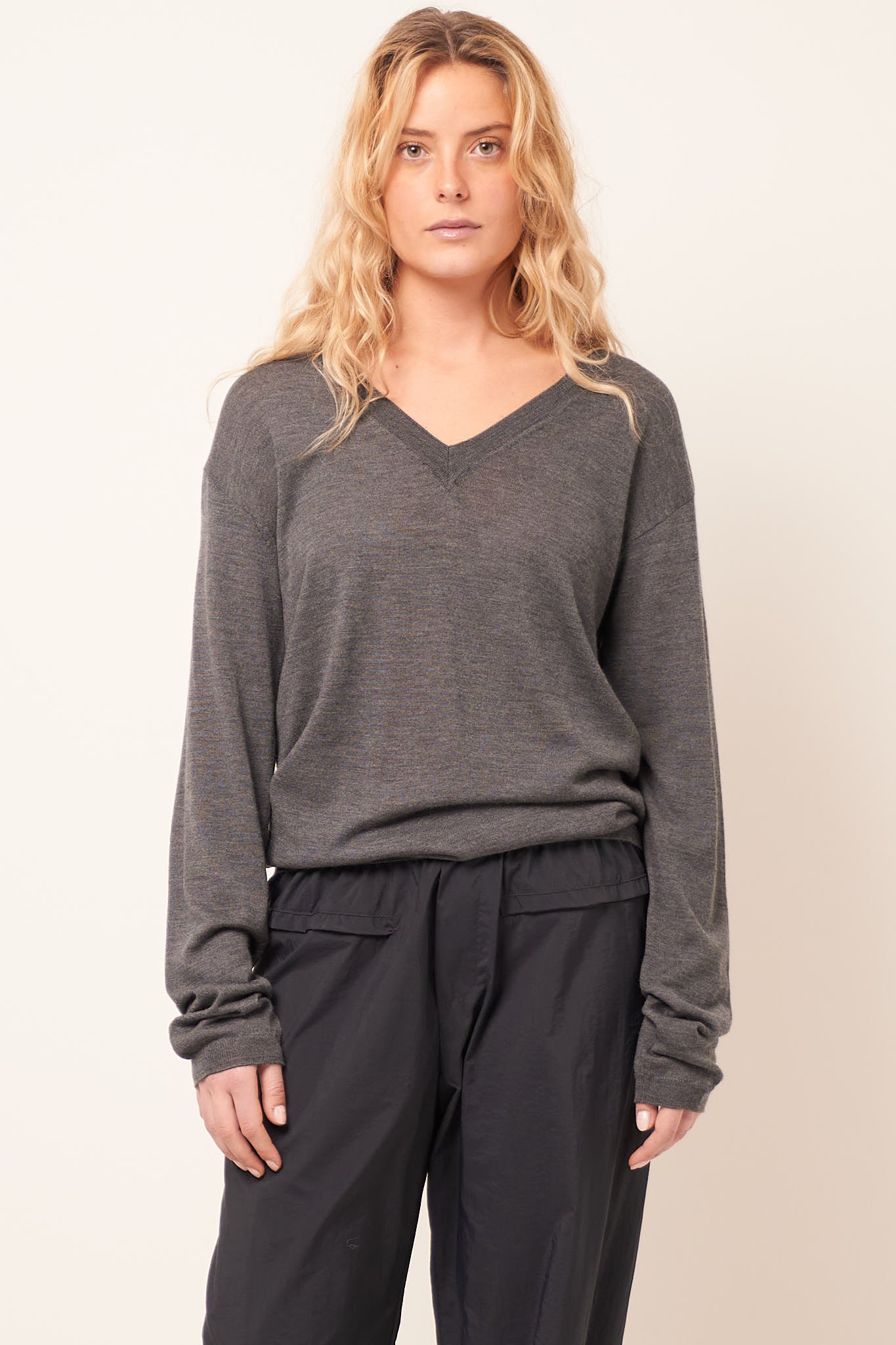 Ebba Wool Silk V-Neck Anthracite Grey