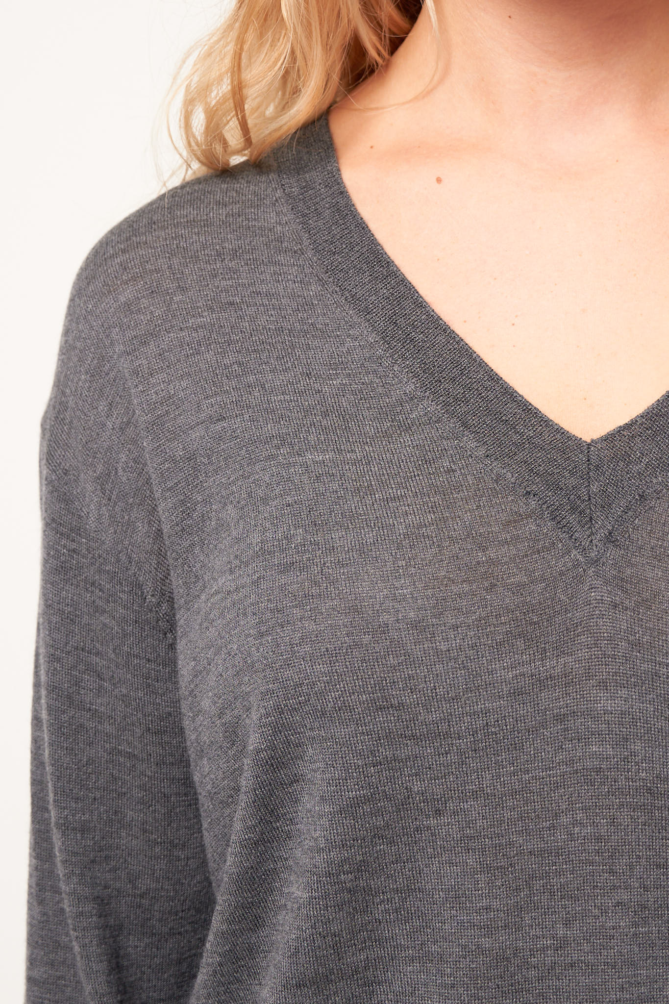 Ebba Wool Silk V-Neck Anthracite Grey