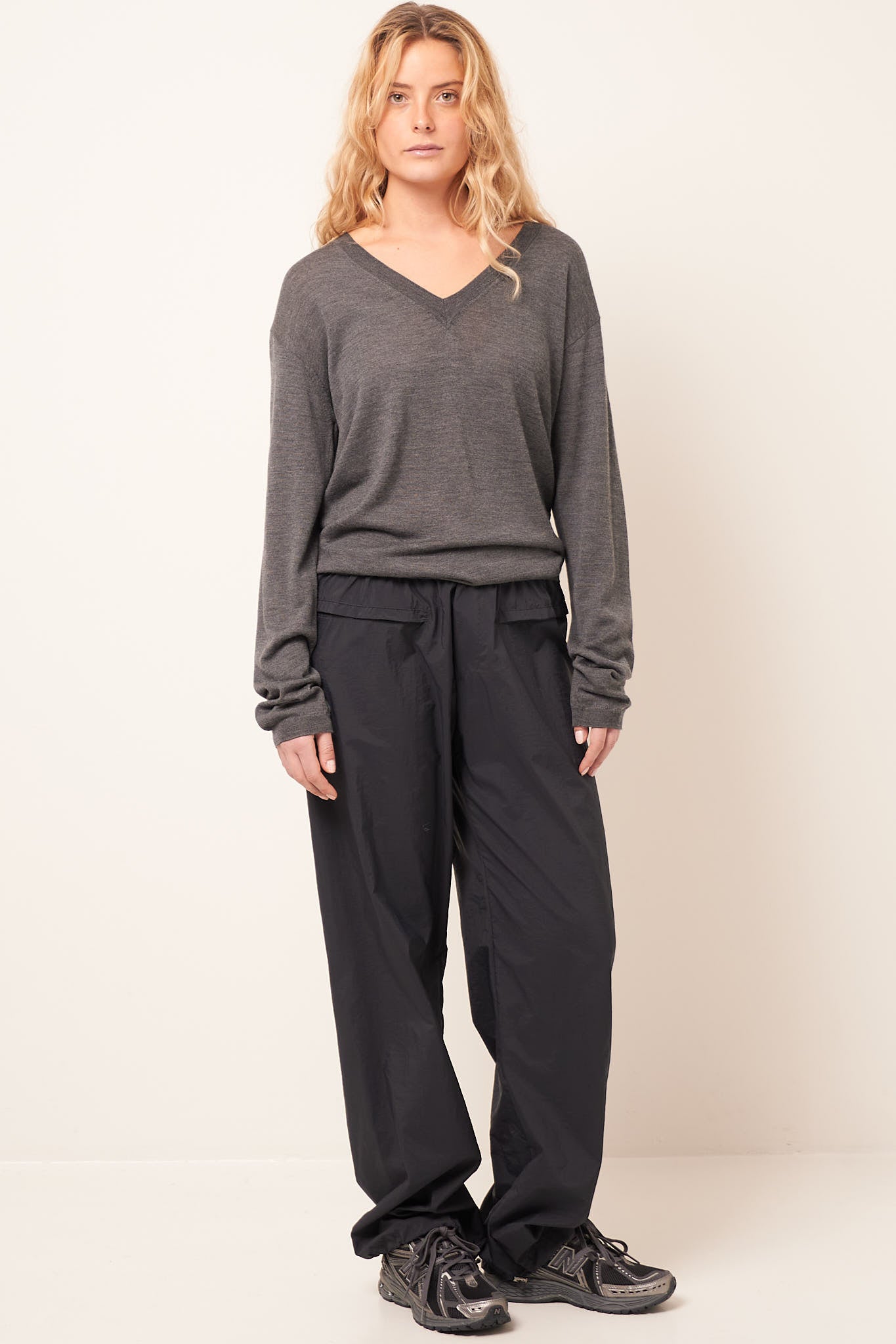 Ebba Wool Silk V-Neck Anthracite Grey