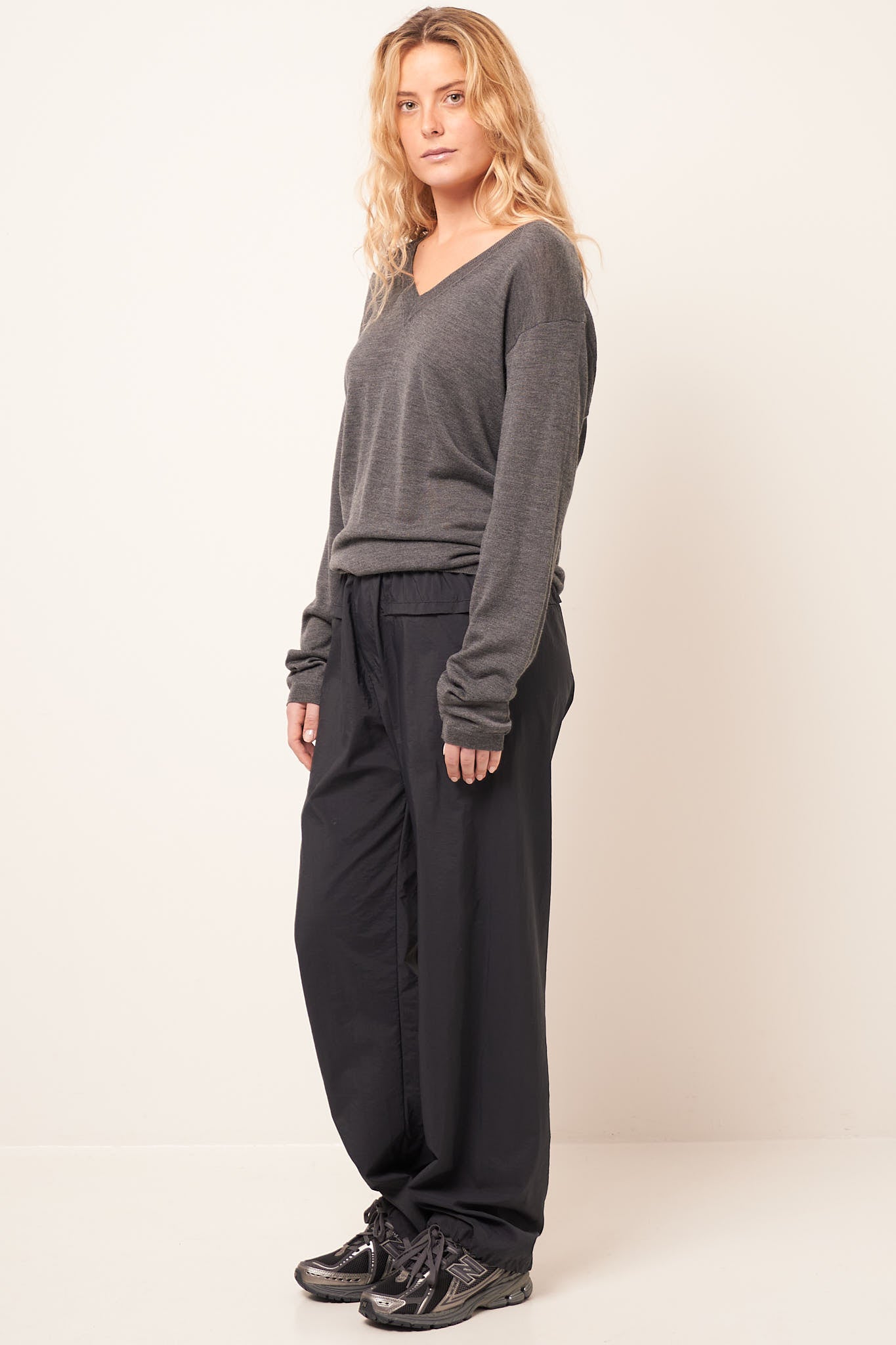 Ebba Wool Silk V-Neck Anthracite Grey